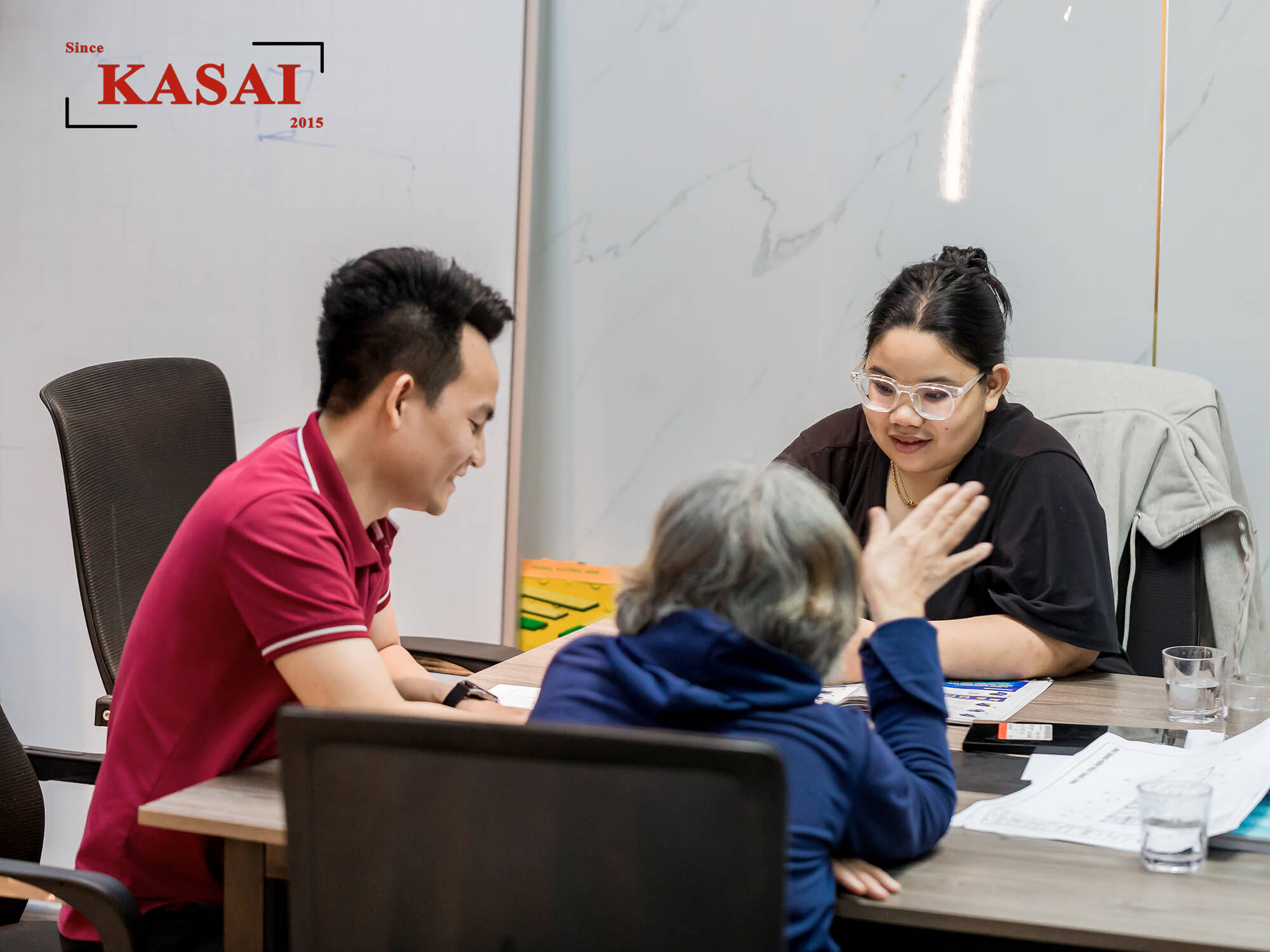 Tư vấn khách hàng thi công thô