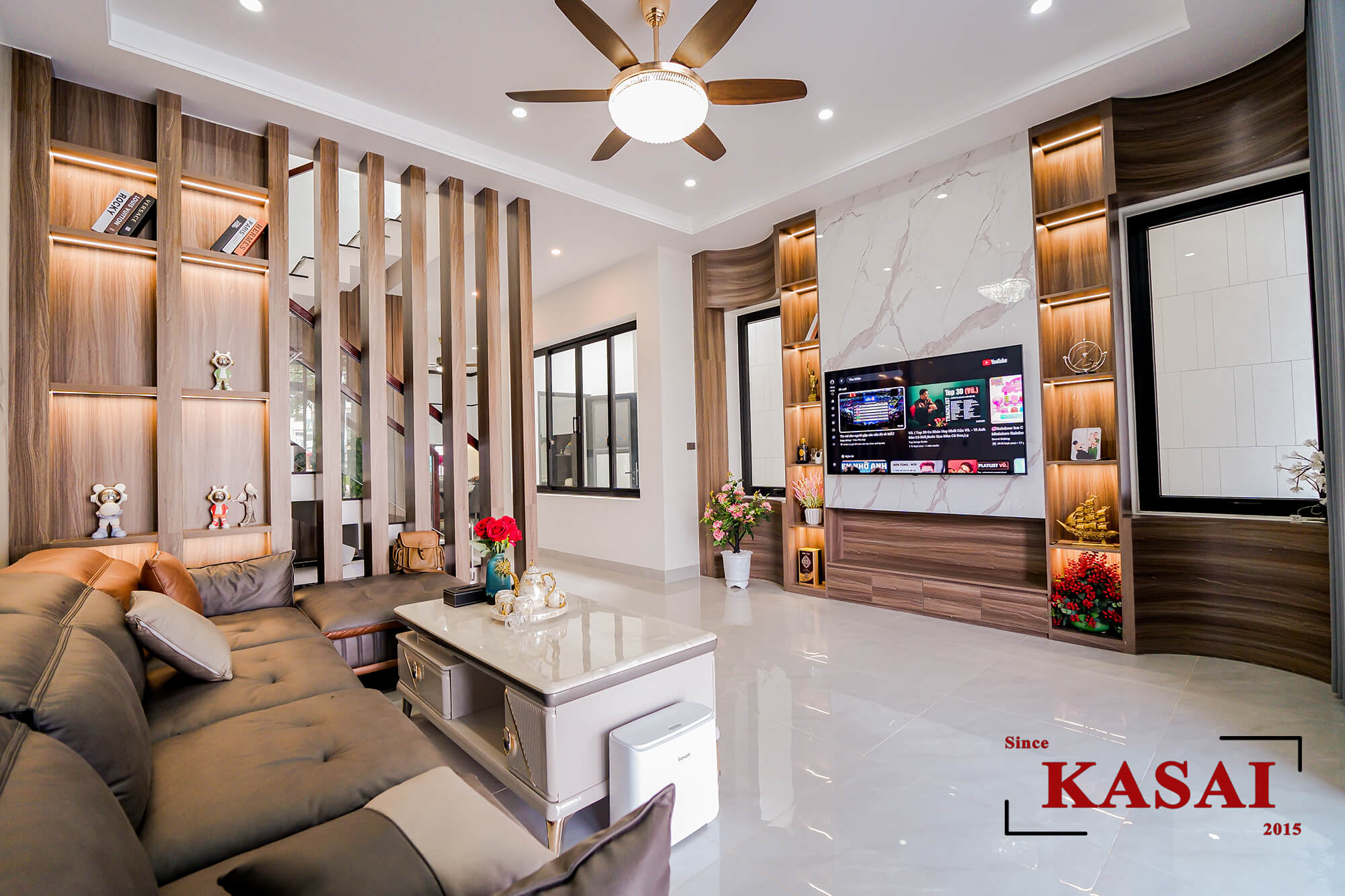 Phòng khách nhà 3 tầng sân rộng