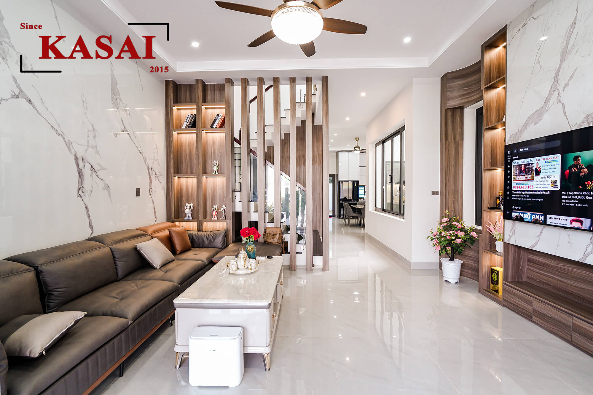 Phòng khách nhà 3 tầng sân rộng