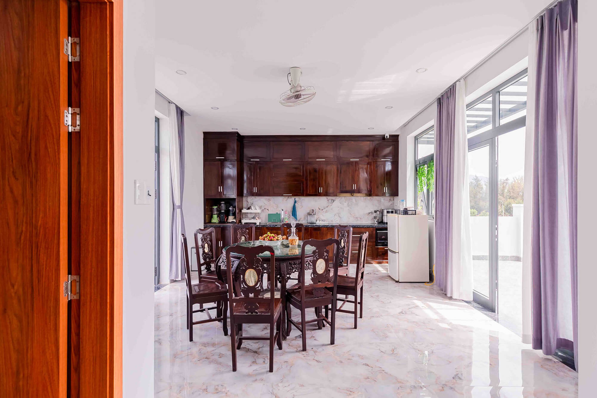 Phòng bếp nhà 2 tầng đón gió biển