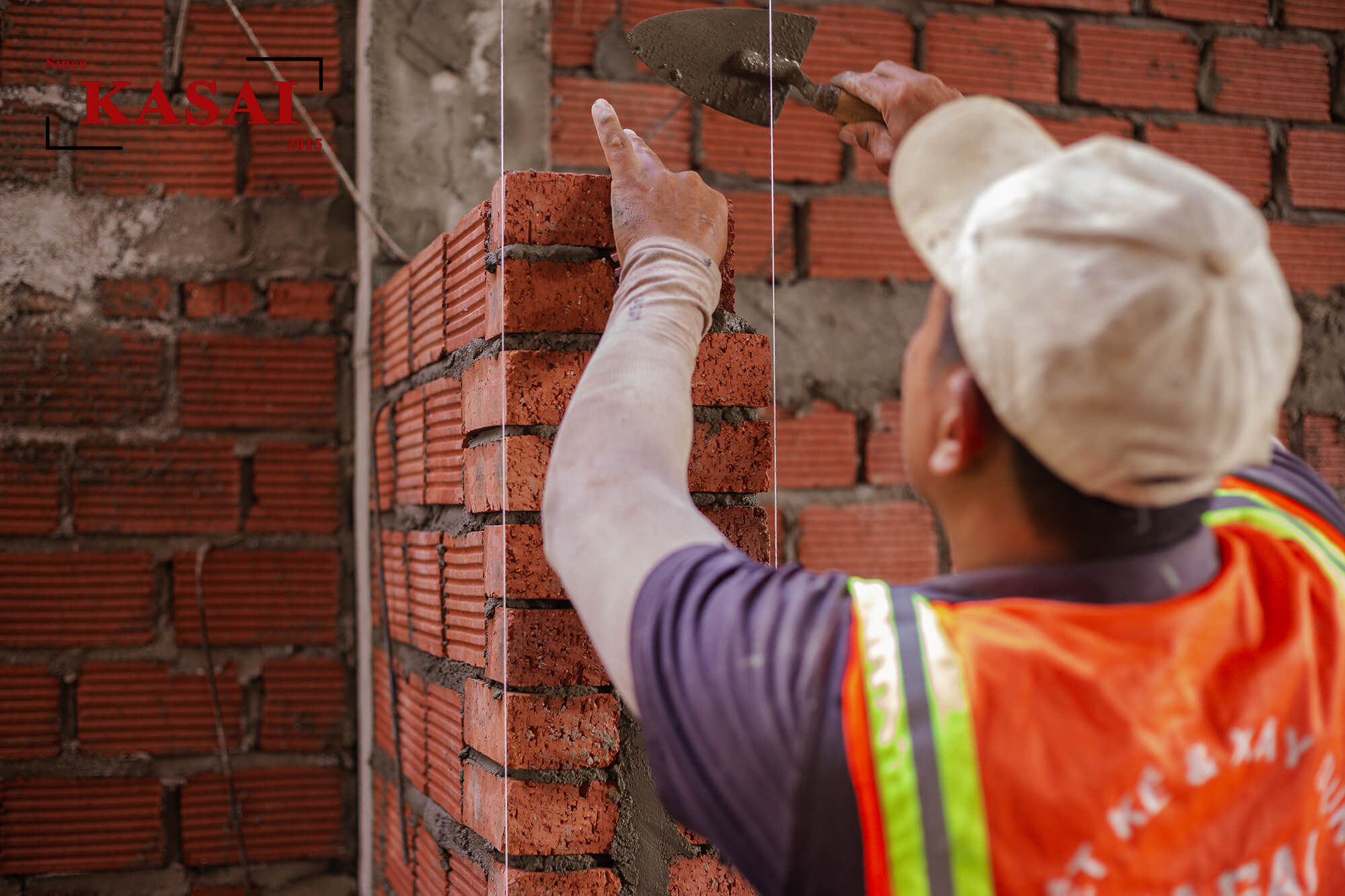 Căng dây xây tường để đảm bảo tường thẳng