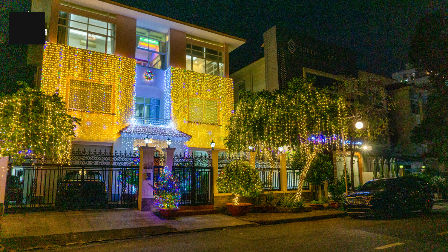 Trang trí noel trước cửa nhà