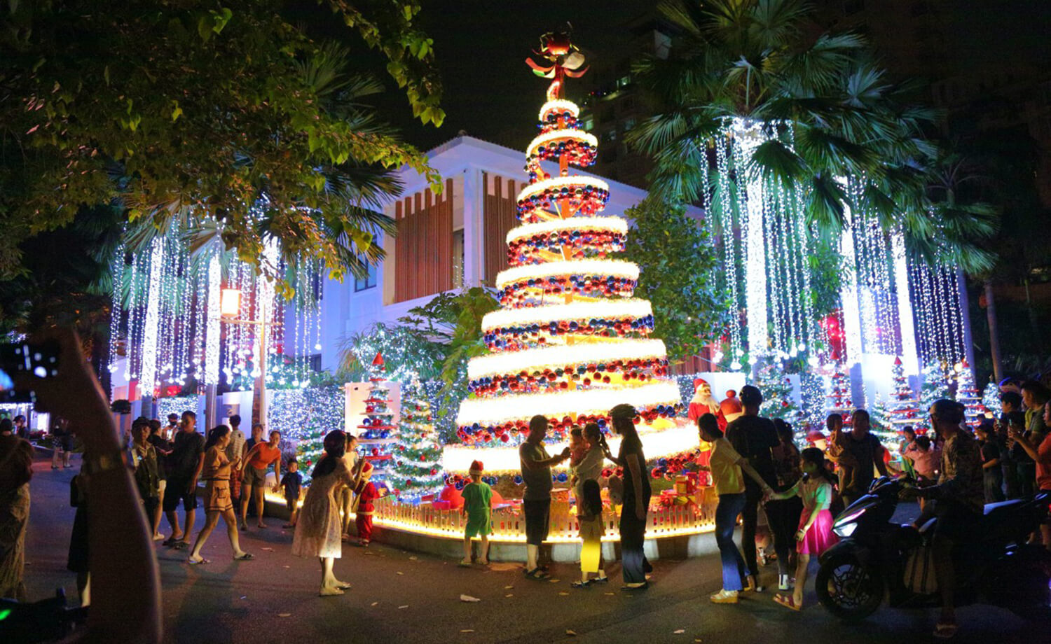Trang trí noel trước cửa nhà