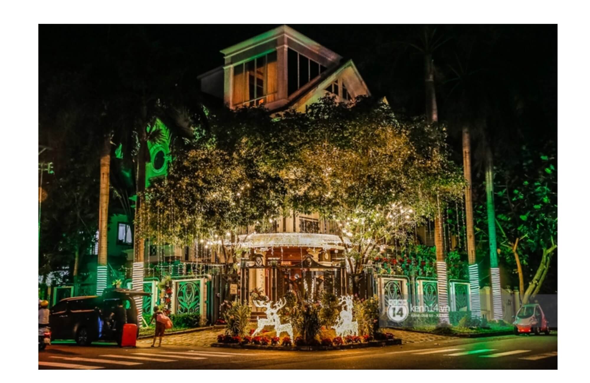 Trang trí noel trước cửa nhà