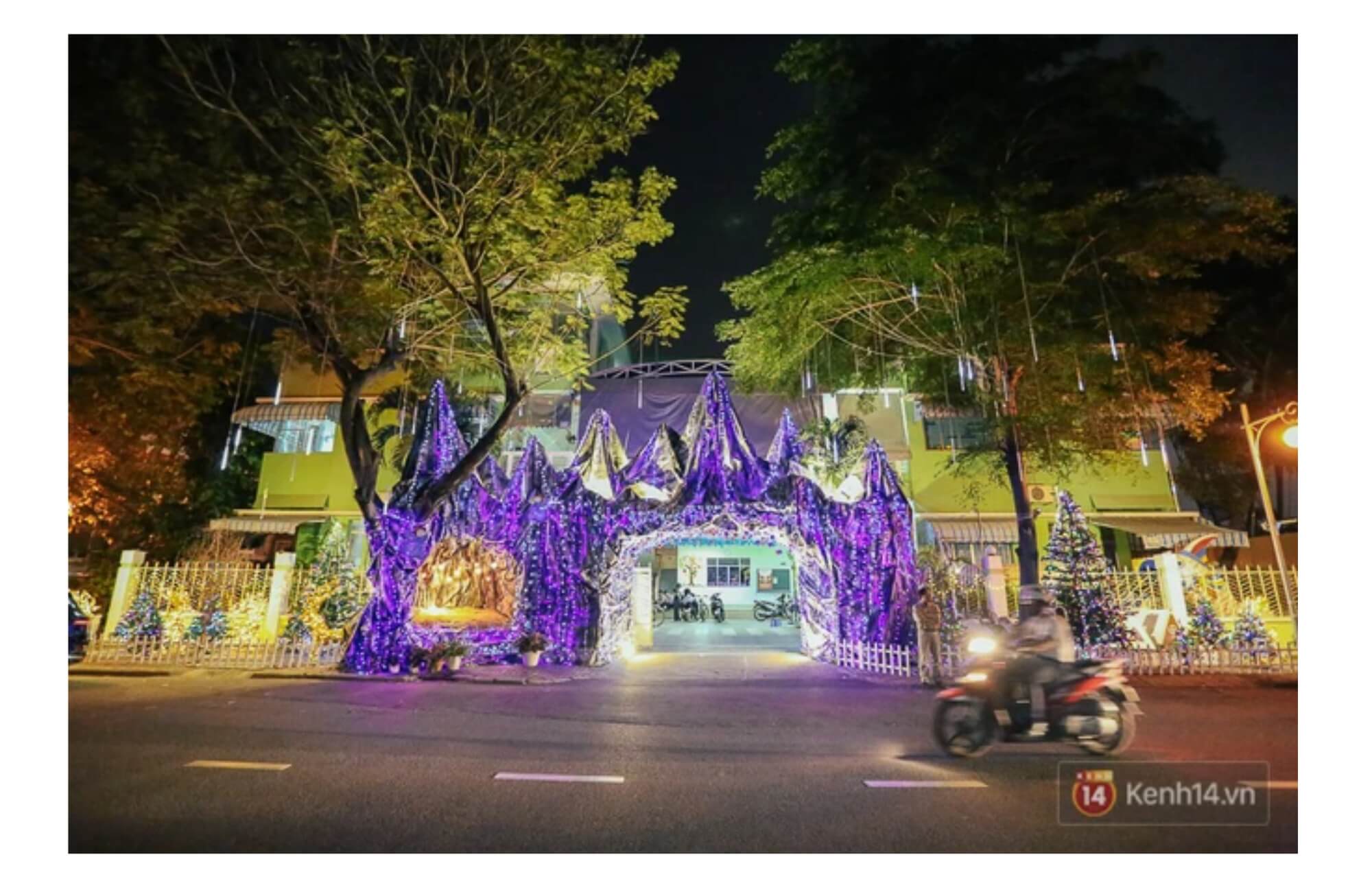 Trang trí noel trước cửa nhà