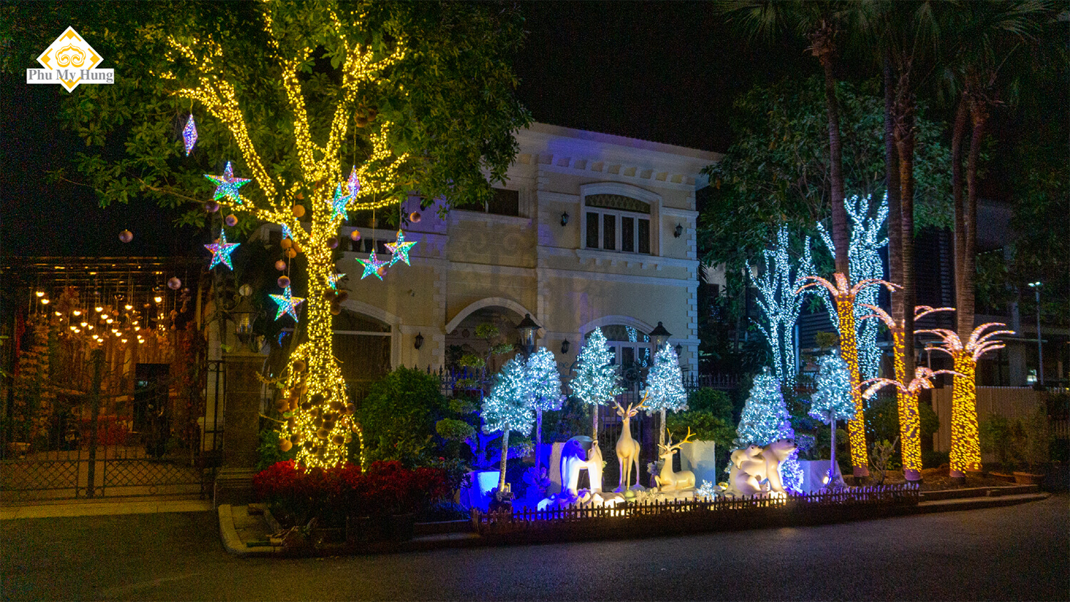 Trang trí noel trước cửa nhà