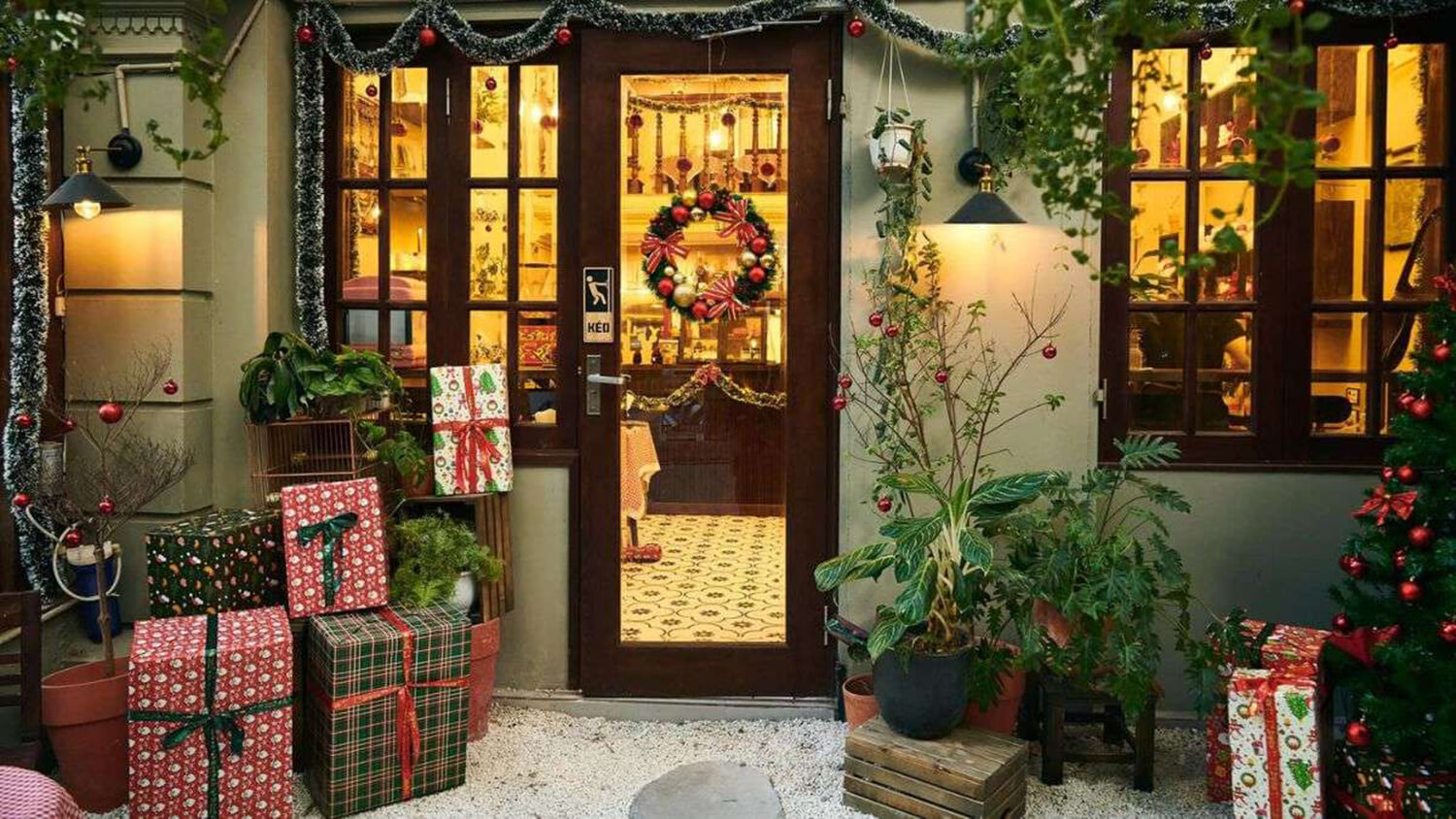 Trang trí noel trước cửa nhà