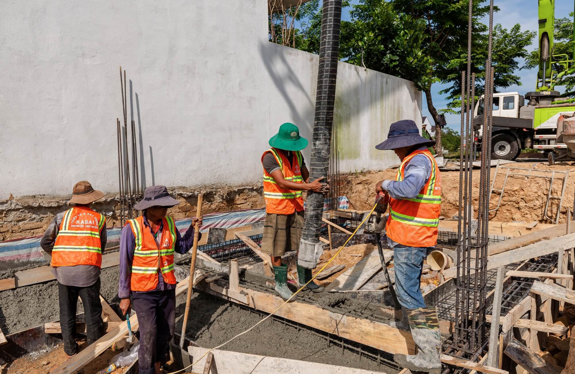 Đổ bê tông lót móng