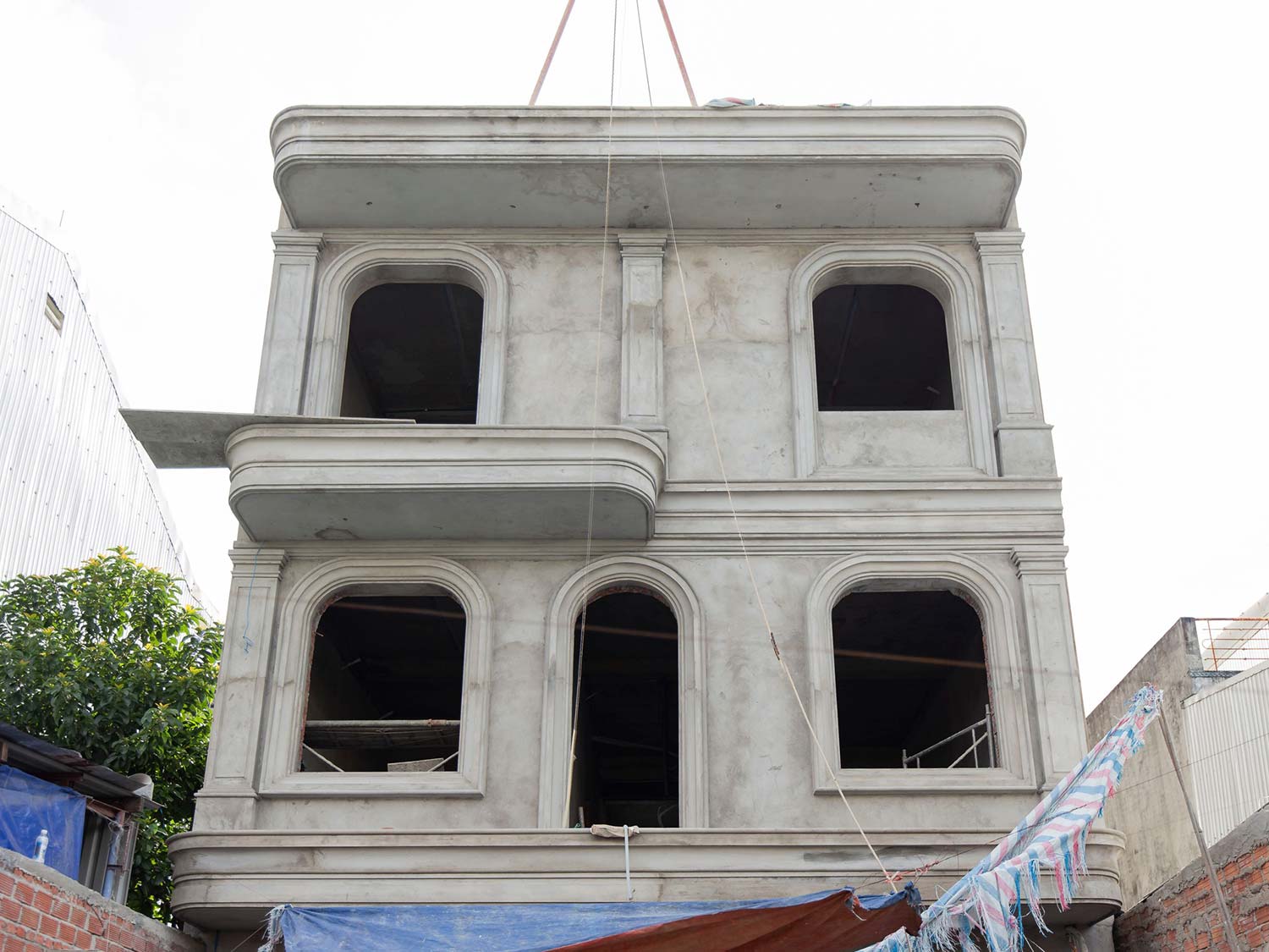 Bức tường hoàn thiện trước mùa mưa