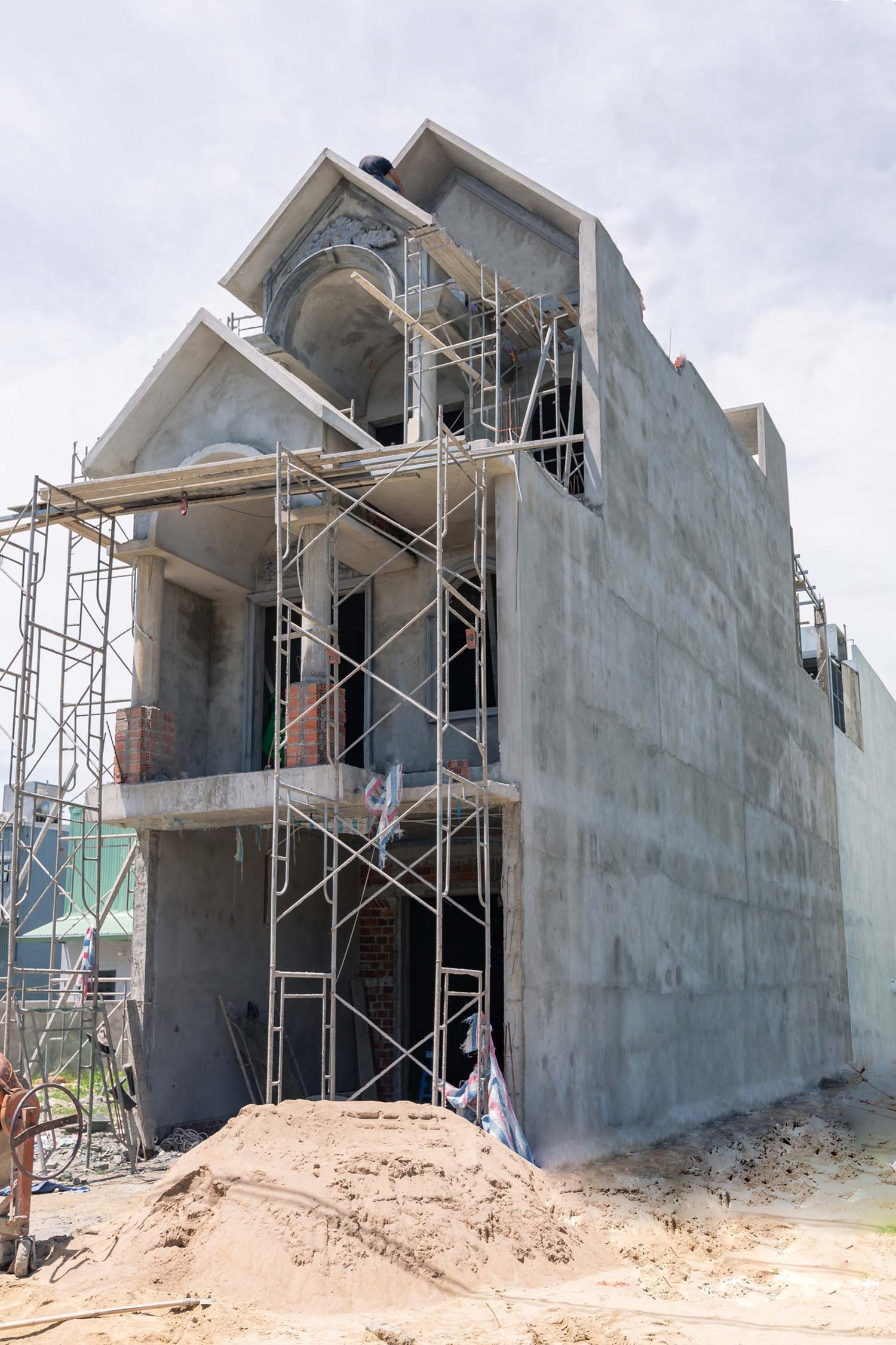 Bức tường hoàn thiện trước mùa mưa