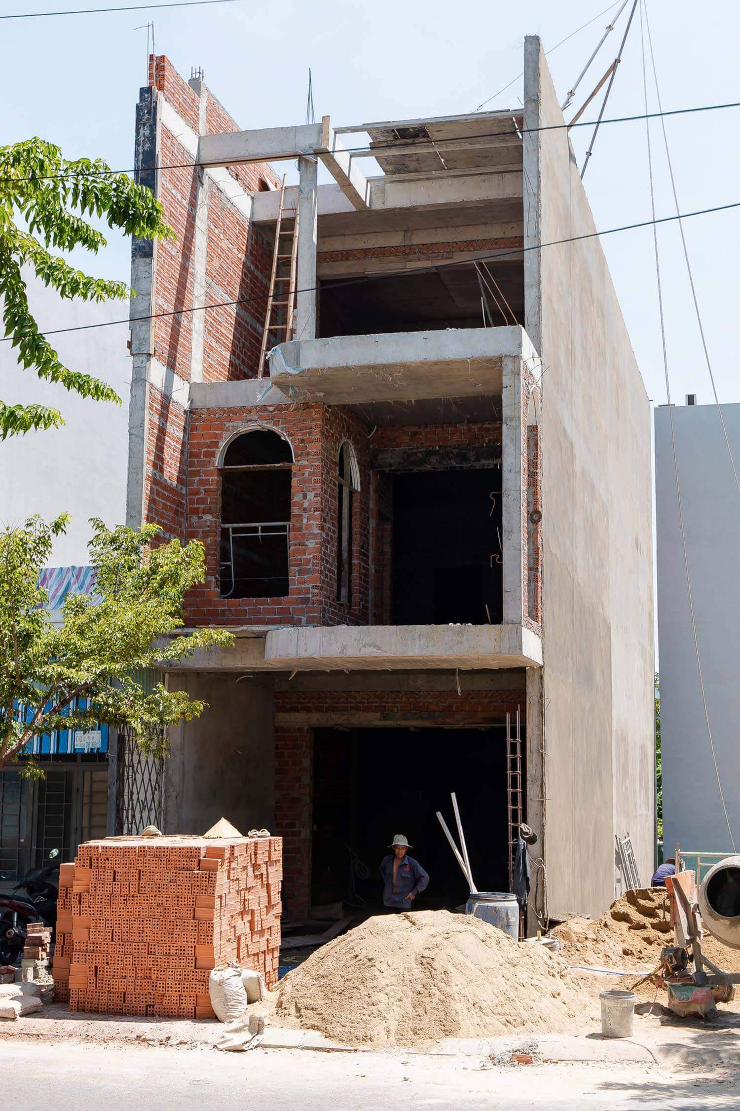 Bức tường hoàn thiện trước mùa mưa