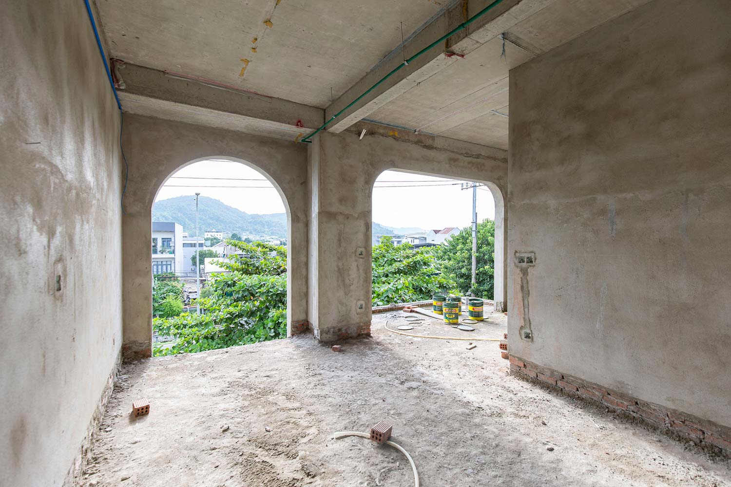 Bức tường hoàn thiện trước mùa mưa