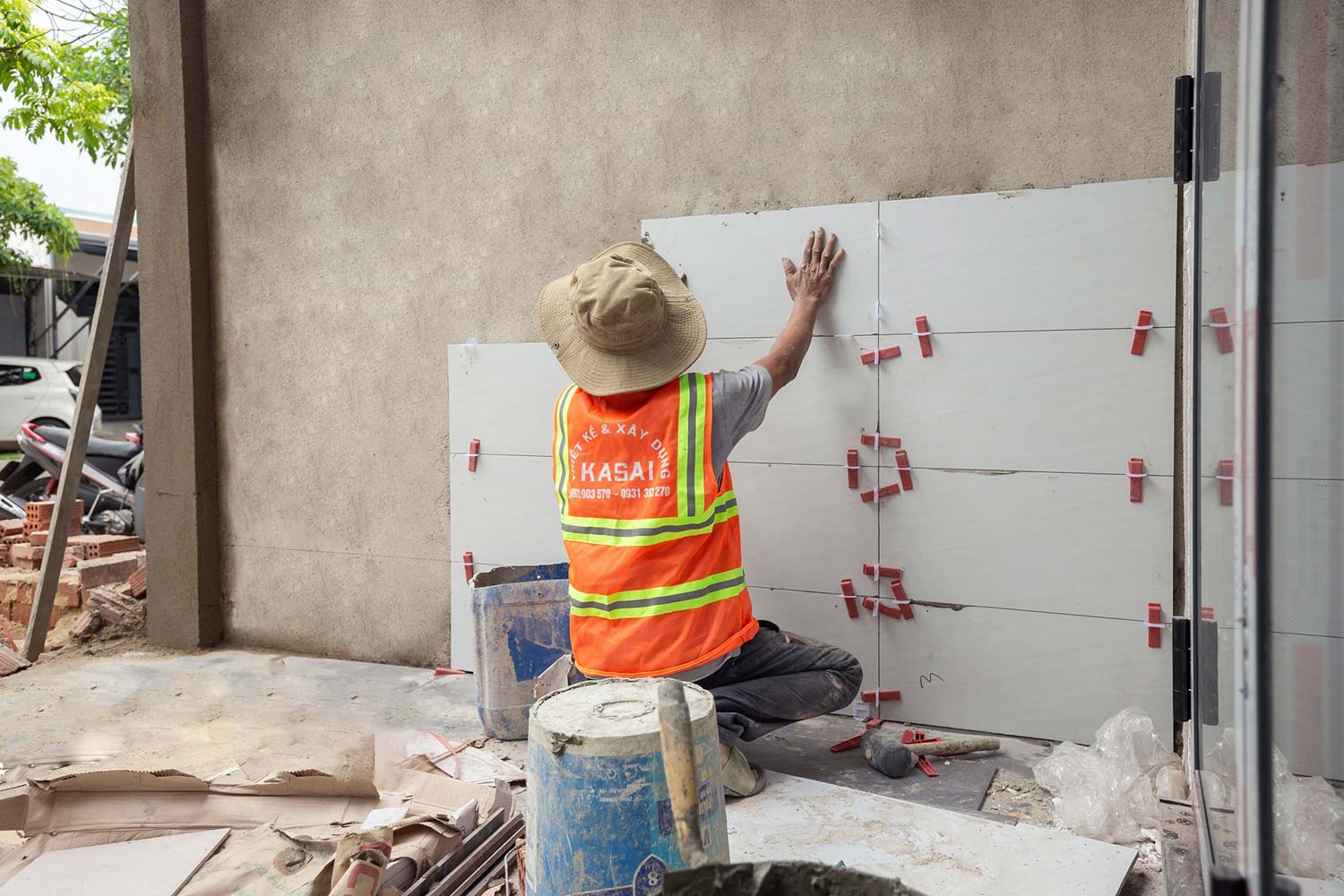 Lát gạch tường ngoài trời