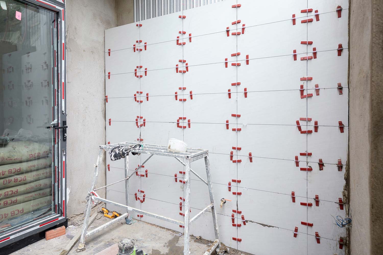 Lát gạch tường ngoài trời