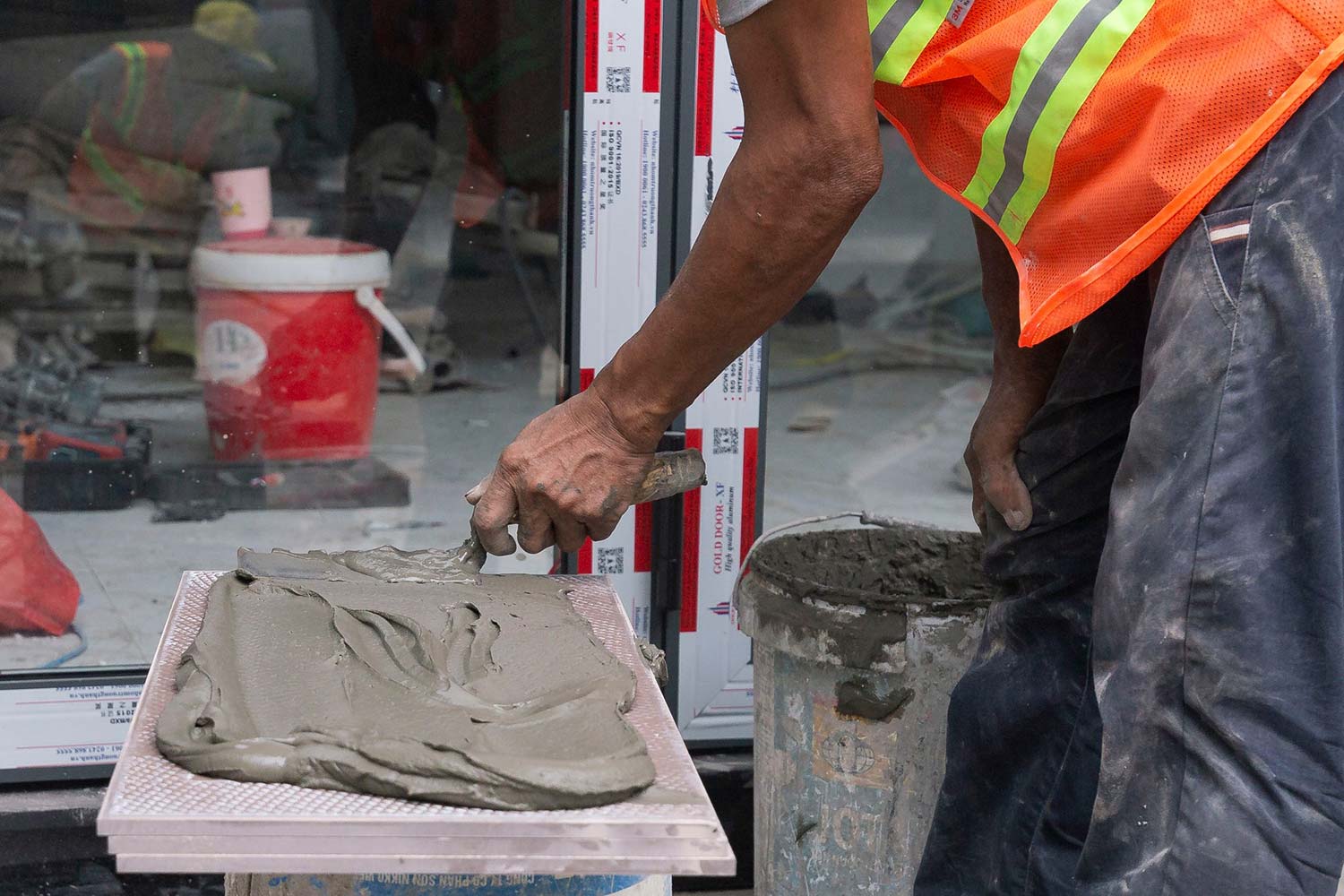 Lát gạch tường ngoài trời