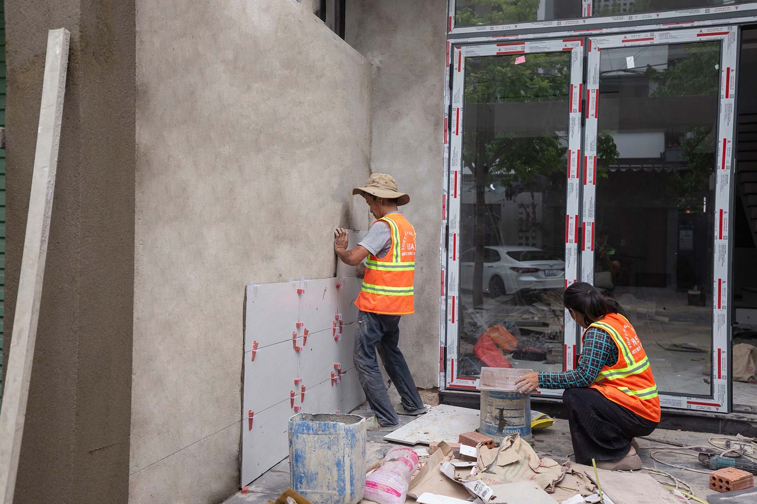 Lát gạch tường ngoài trời