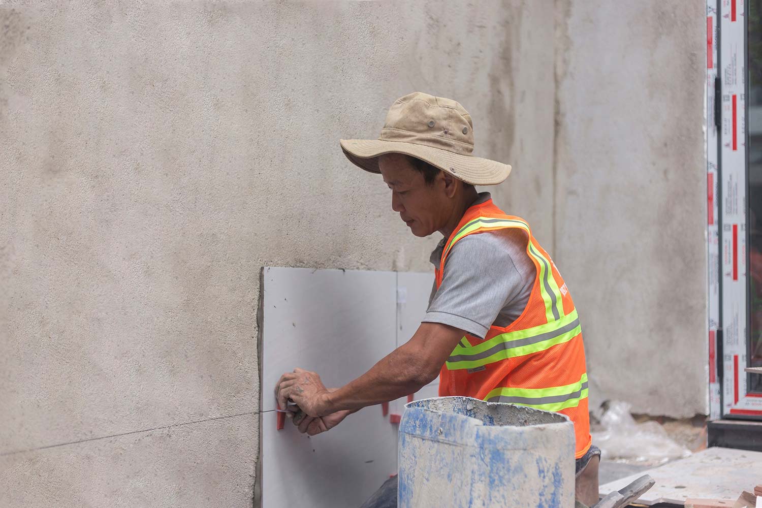 Lát gạch tường ngoài trời