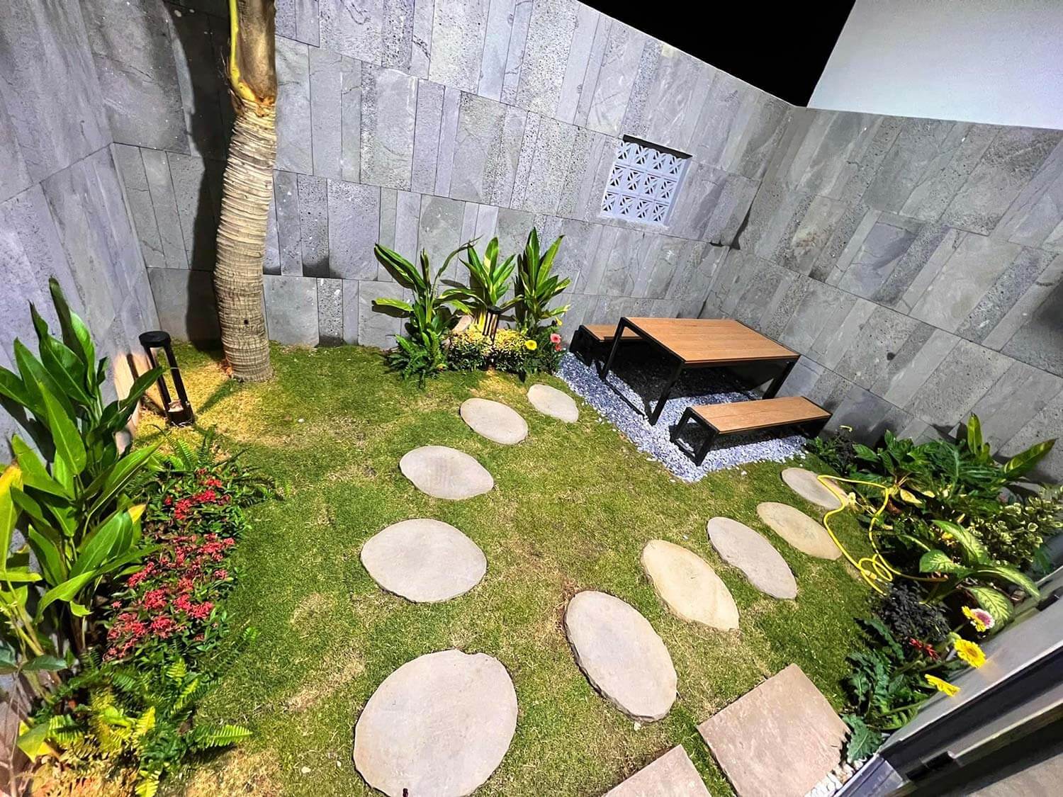 Sân vườn Quỳnh House