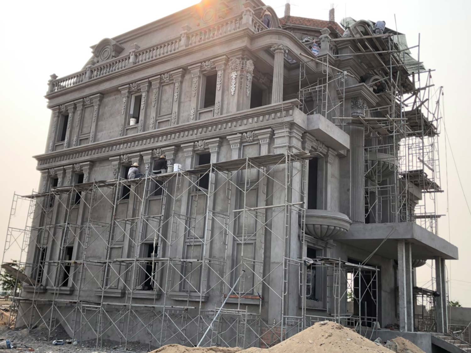 Thi công phào chỉ xi măng