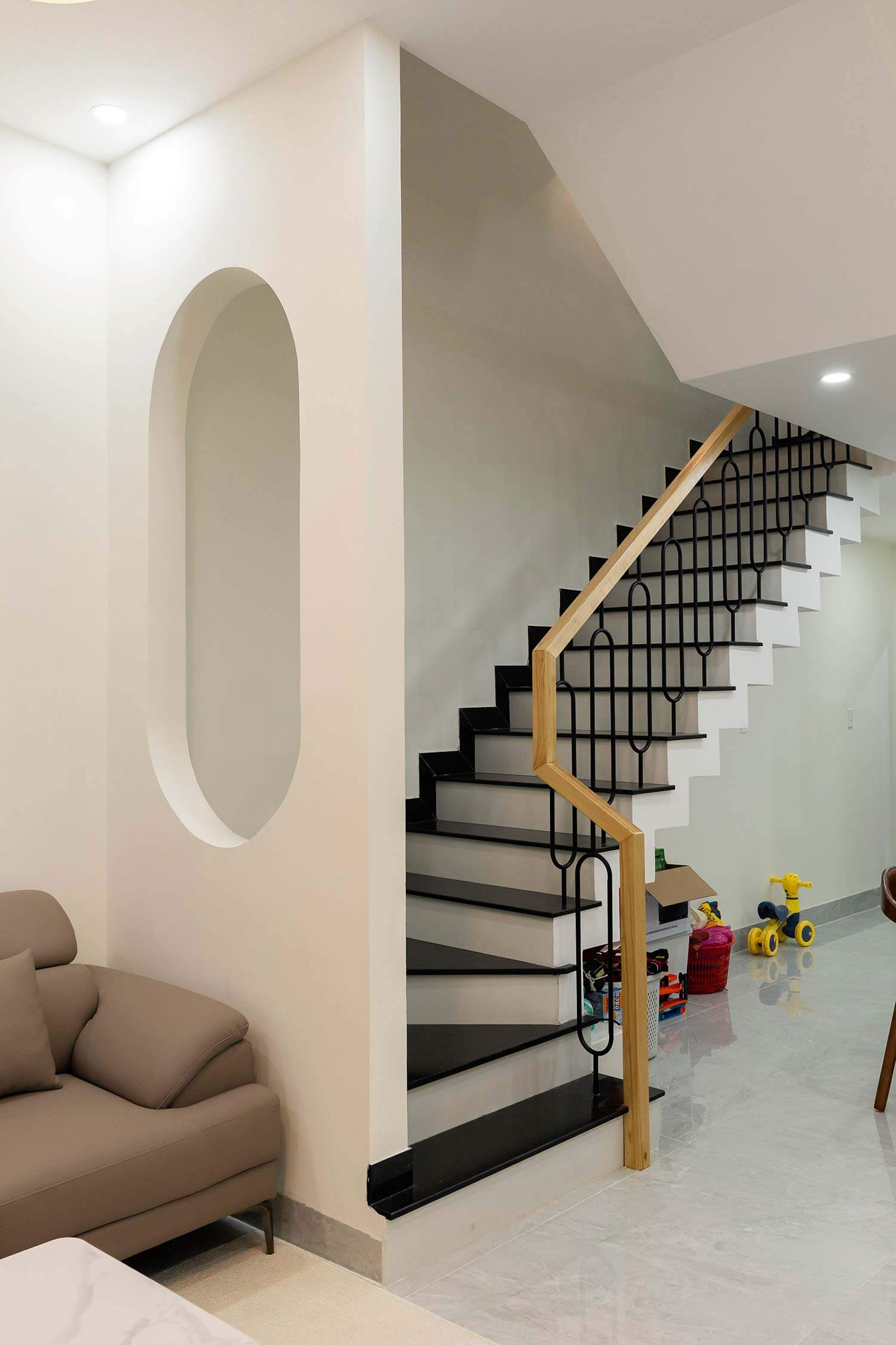 Cầu thang tổ ấm hiện đại 3 tầng