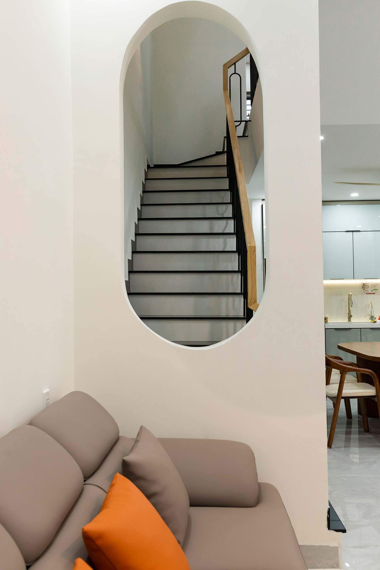 Cầu thang tổ ấm hiện đại 3 tầng