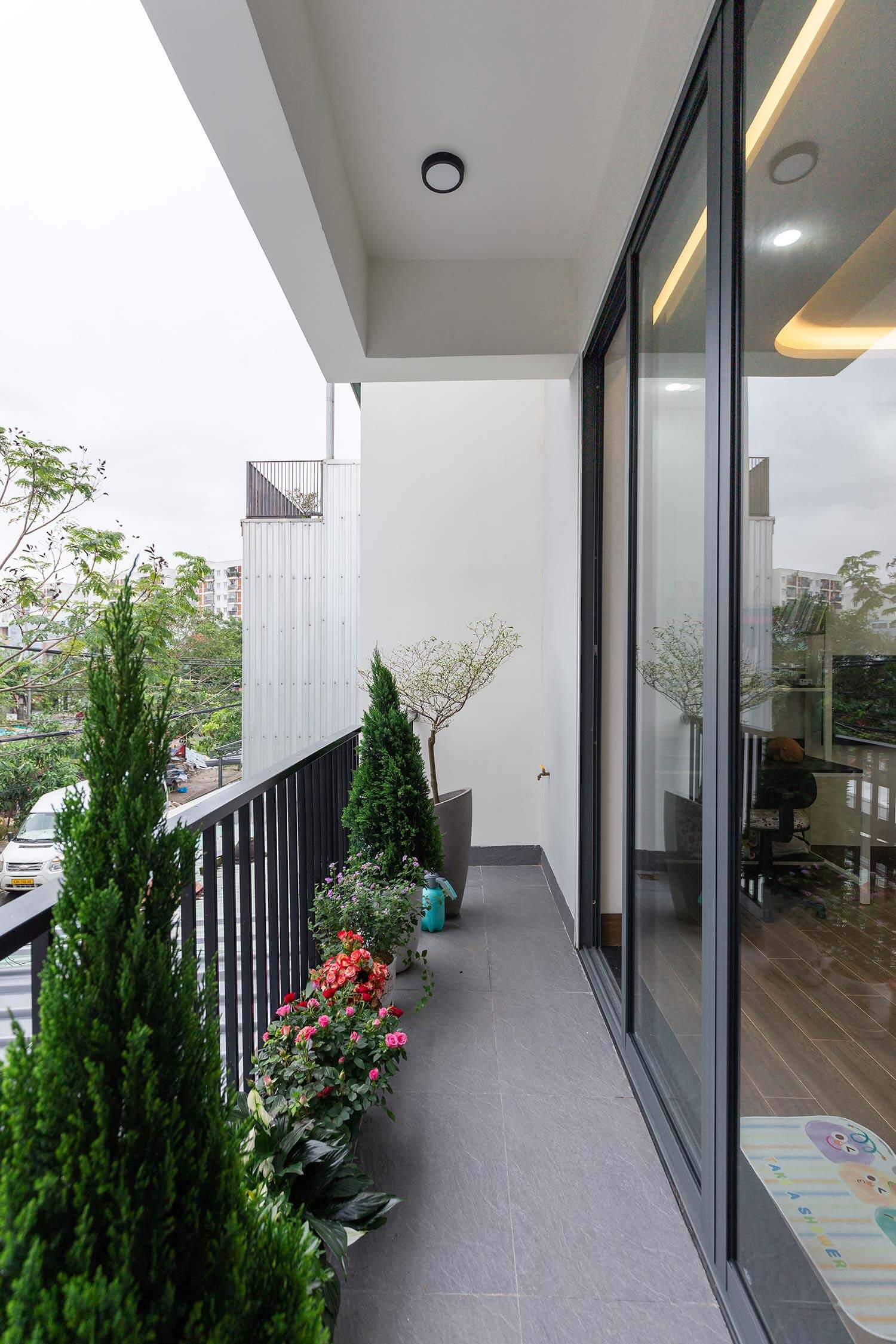 Ban công tổ ấm hiện đại 3 tầng