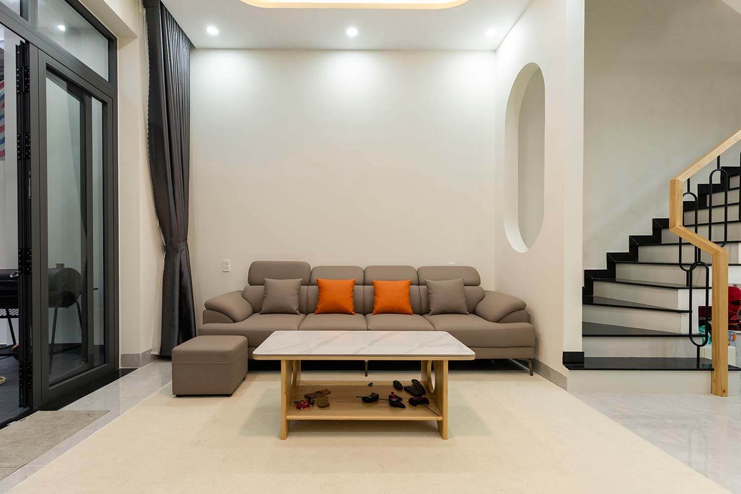 Phòng khách tổ ấm hiện đại 3 tầng