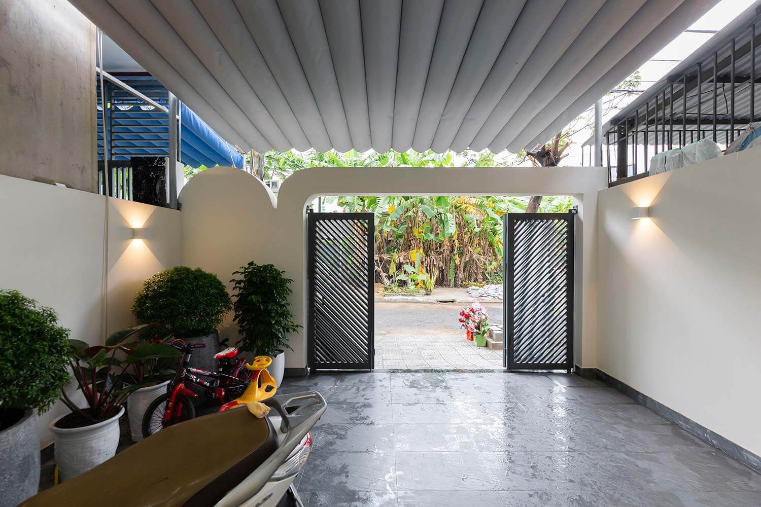 Sân trước tổ ấm hiện đại 3 tầng