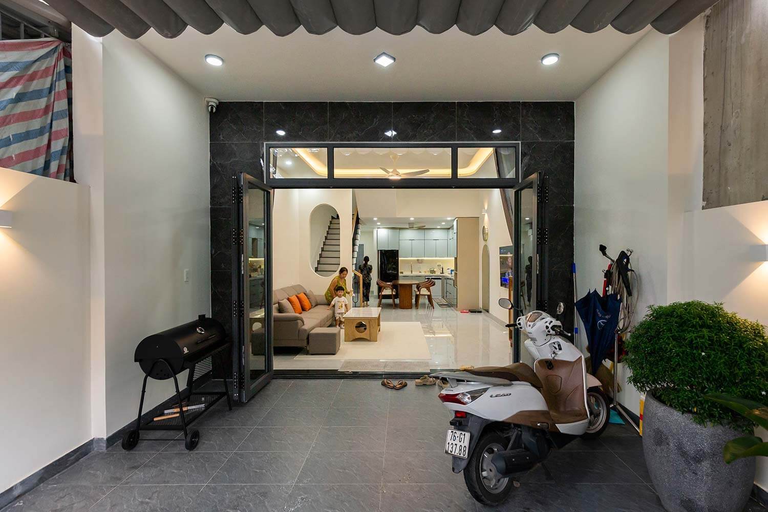 Sân trước tổ ấm hiện đại 3 tầng