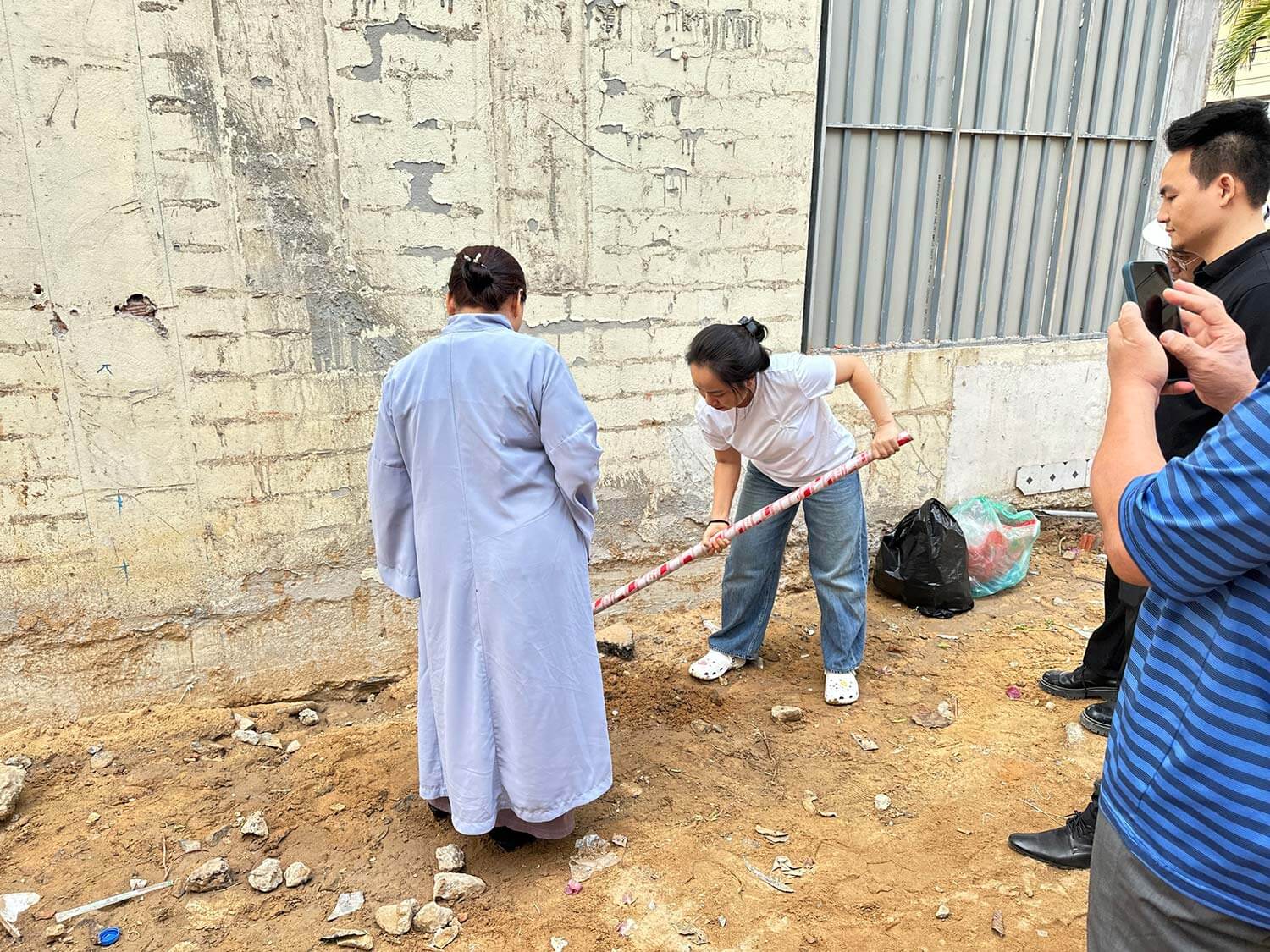 Động thổ căn hộ cho thuê Floria Apartment